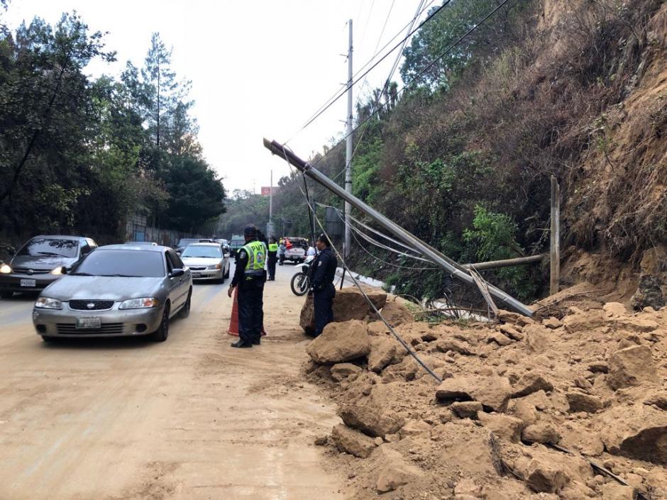 Las fuertes lluvias provocaron un derrumbe en la ruta del bulevar El Frutal. (Foto: Jesús Alfonso/Soy502)