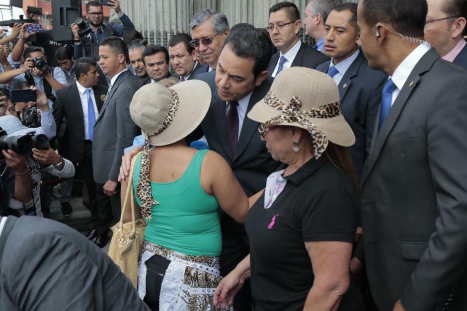 El presidente Jimmy Morales recibió de beso a la representante de los vendedores del mercado La Terminal, quienes salieron a manifestarle su apoyo. (Foto: Alejandro Balán/Soy502)