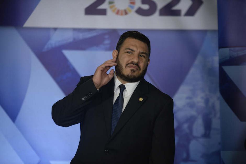 Alfonso Alonzo, el ministro de ambiente que fue a la consulta popular en helicóptero. (Foto: Wilder López/Archivo Soy502)