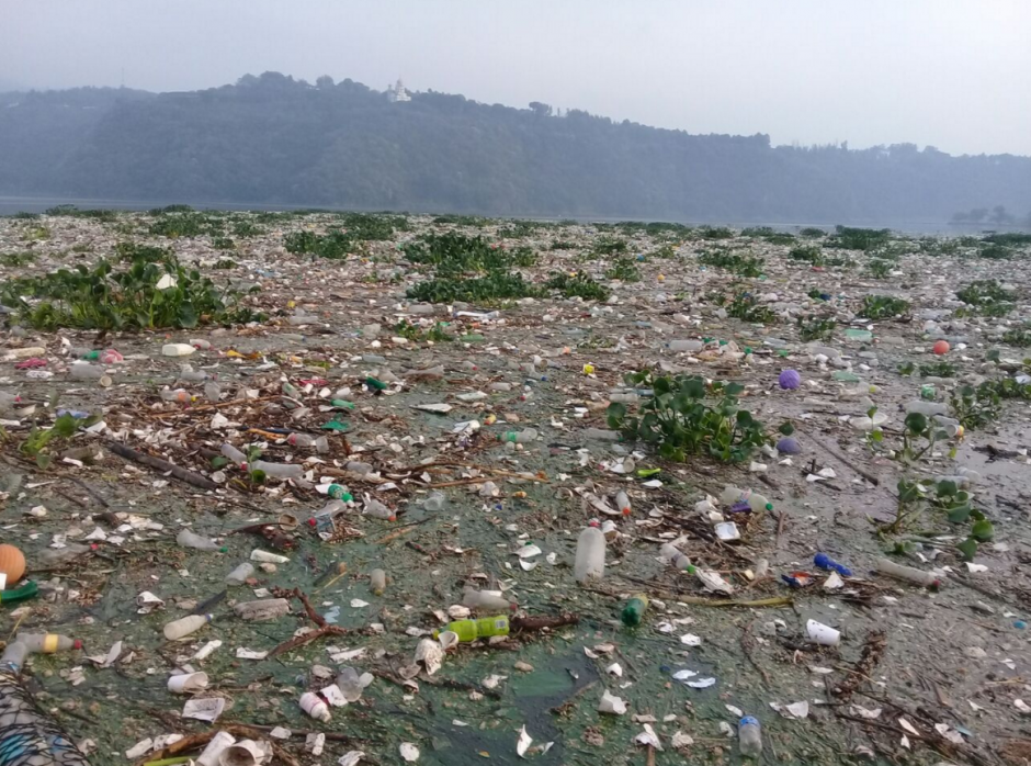 Toneladas de basura fueron arrastradas al Lago de Amatitlán. (Foto: AMSA)