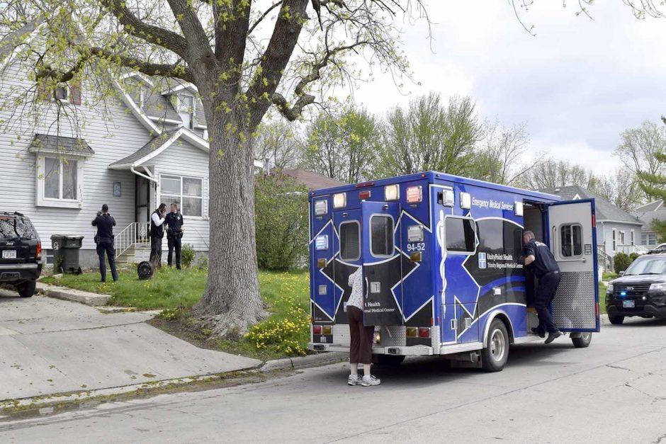 Los servicios de emergencia trasladaron a un hospital al hombre, quien resultó herido en una pierna. (Foto: Messenger News)