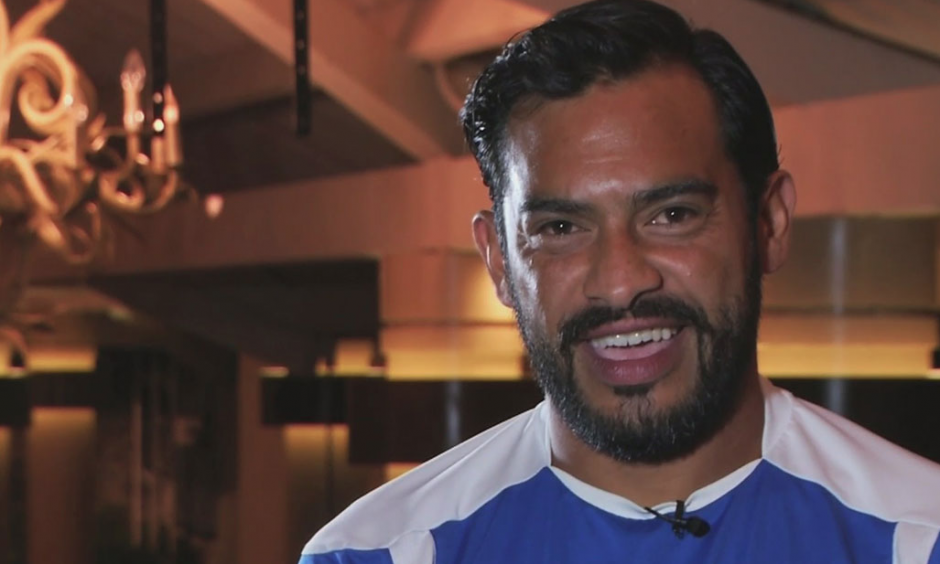 Carlos "El Pescado" Ruiz pierde una apuesta y se pone la camiseta de Chivas. (Foto: Archivo/Soy502)