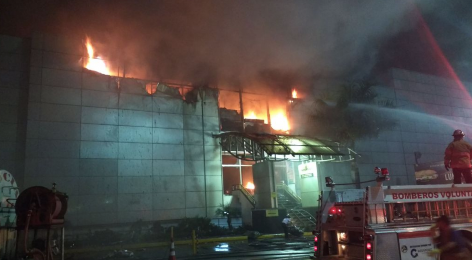 Un incendio en el centro comercial Galerias Primma. (Foto: Twitter) 