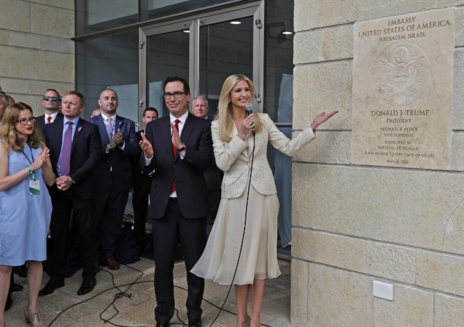 La hija de Donald Trump, Ivanka Trump, descubre una placa de inauguración durante la apertura de la embajada de EE.UU. en Jerusalén. (Foto: AFP) 