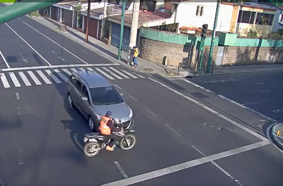 Un automóvil no respetó el semáforo en rojo y atropelló a un motorista en la zona 11 capitalina. (Foto: Captura de video)