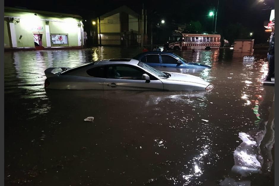 Varios vehículos quedaron bajo el agua y otros resultaron volcados. (Foto: Stereo100)