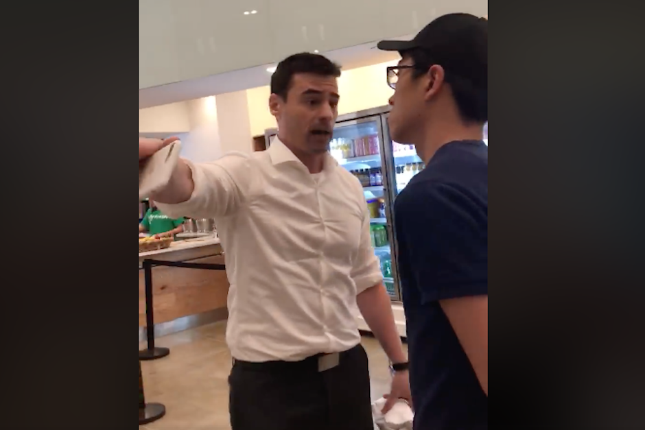 El agresor ya había tenido reacciones racistas en el pasado, cuyas acciones fueron publicadas en las redes sociales. (Imagen: captura de pantalla)