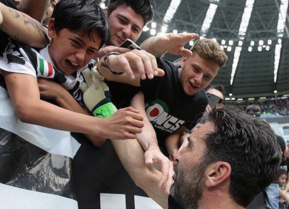 La foto que marca la historia del adiós de Buffon. (Foto: captura Twitter) 