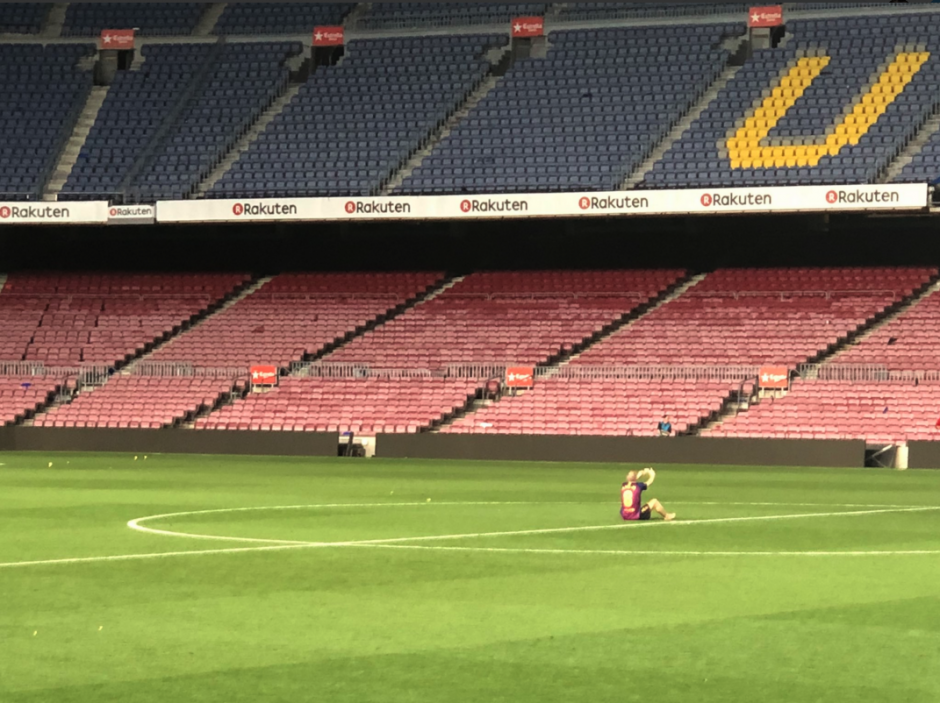 Iniesta esperó a que todos se fueran del Camp Nou. (Foto: captura de Twitter) 