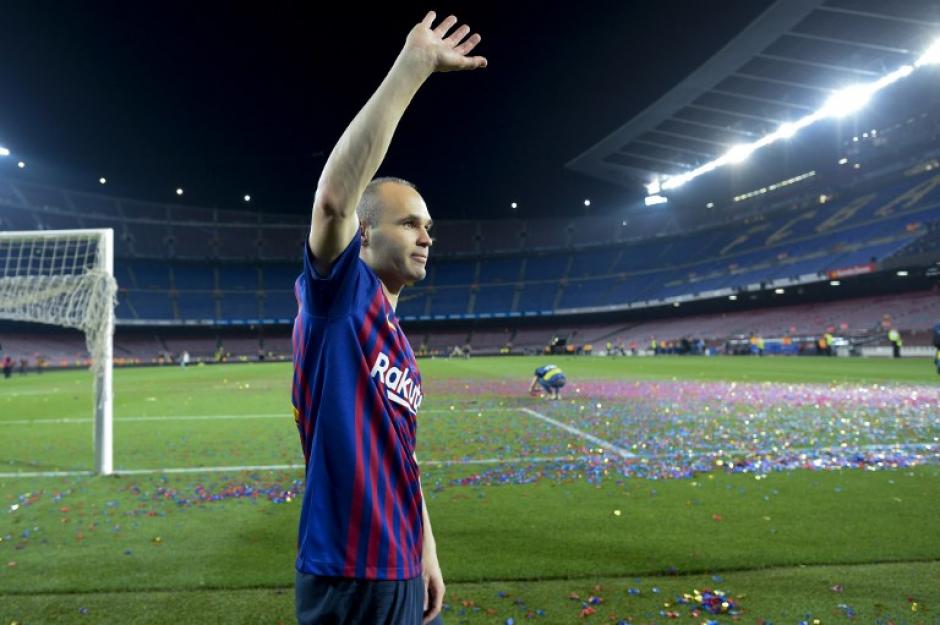 Iniesta se tomó su tiempo, esperó y esperó para sacarse varias fotos. (Foto: AFP) 