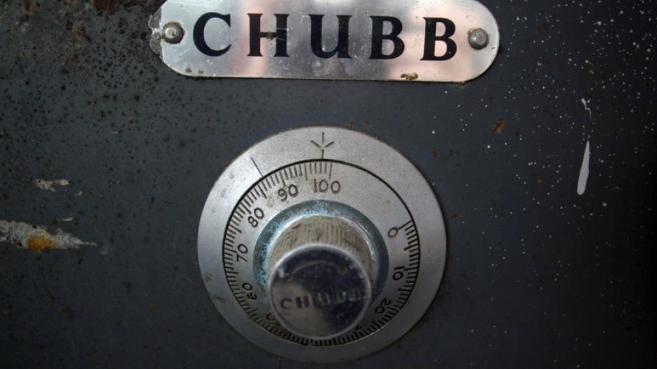 Una pareja encontró una caja fuerte en el patio trasero de su casa y la devolvió a los propietarios de la misma. (Foto: actualidad.rt.com)