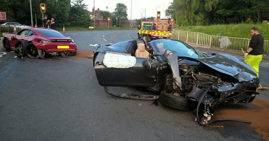 Dos vehículos de lujo chocaron el domingo recién pasado en la ciudad británica de Sheffield. (Foto: @connect_insure)