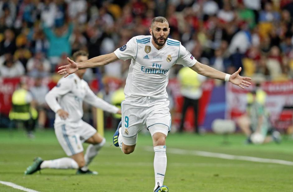 Benzema aprovechó el regalito del portero del Liverpool. (Foto: AFP)