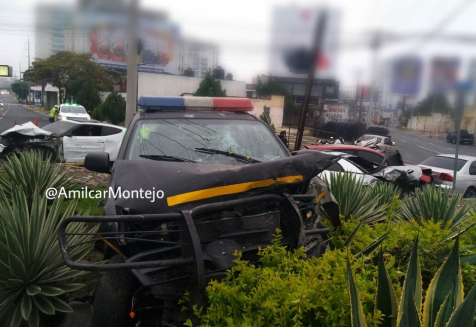 El automóvil de las fuerzas de seguridad quedó estampado en el arriate central de la 20 calle de la zona 10. (Foto: Amílcar Montejo)