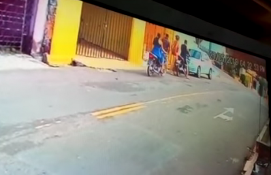 La mujer siguió en moto a su esposo y a la amante. (Foto: captura de video) 