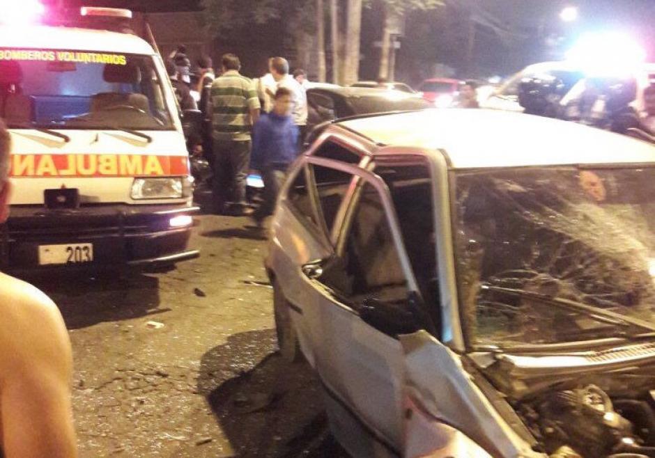 Dos personas resultaron heridas tras un aparatoso accidente en la calzada Atanasio Tzul. (Foto: @amilcarmontejo)