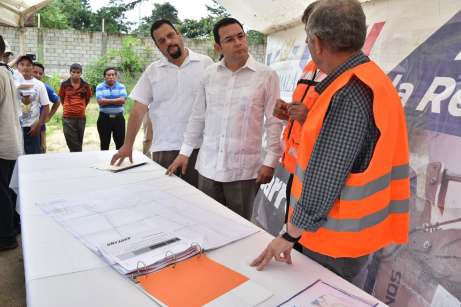 Jimmy Morales y José Luis Benito hicieron anuncios diferentes a lo que muestra Guatecompras. (Foto: Gobierno)