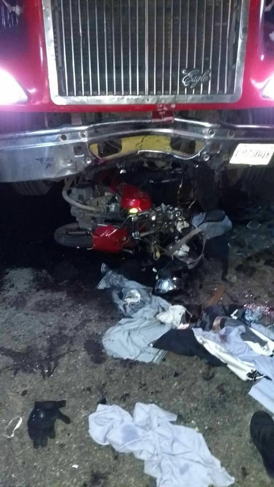 Un motorista resultó herido durante un aparatoso accidente que se registró frente a las Torres Petapa en Villa Hermosa. (Foto: Facebook/Noticias del Sur Petapa)