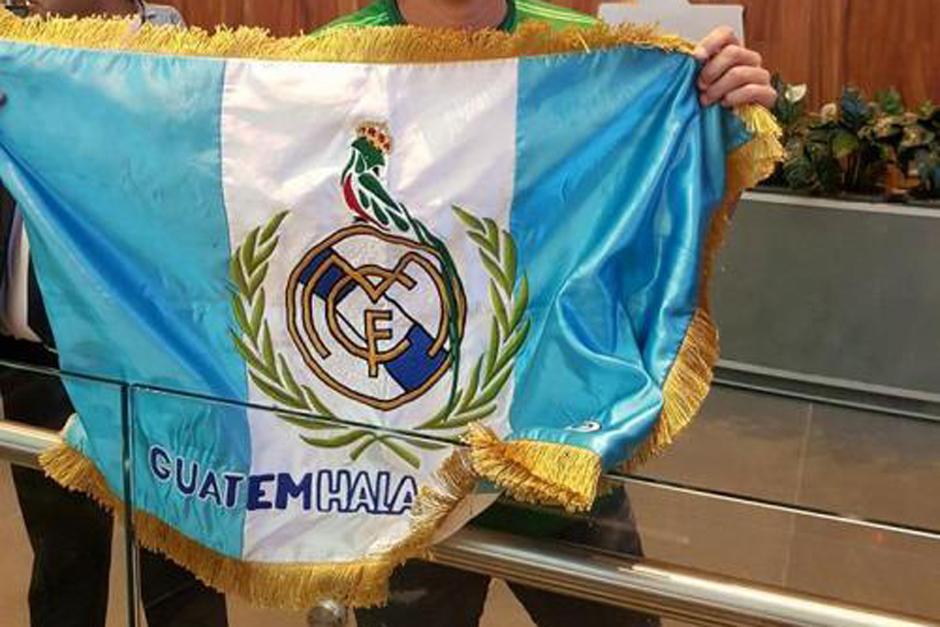 La bandera de Guatemala con el escudo de la Peña del Real Madrid molestó a muchos guatemaltecos. Los miembros de esta agrupación pidieron perdón y anunciaron que cambiarán el logo. (Foto: Peña GuatemHala Madrid)
