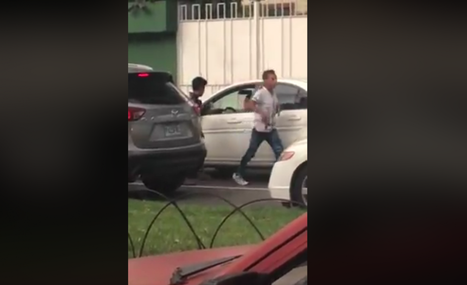 Dos jóvenes fueron captados mientras asaltaban a un conductor. (Foto: captura de video) 