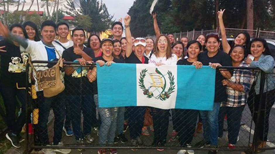 Las inclemencias del tiempo no impiden que los fanáticos esperen el concierto de Arjona. (Foto: Infomundoarjona) 