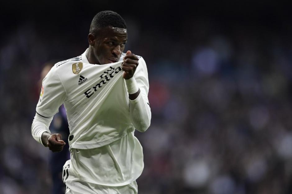 Vinícius festejó con un beso al escudo del Real Madrid en el estadio Santiago Bernabéu. (Foto: AFP)