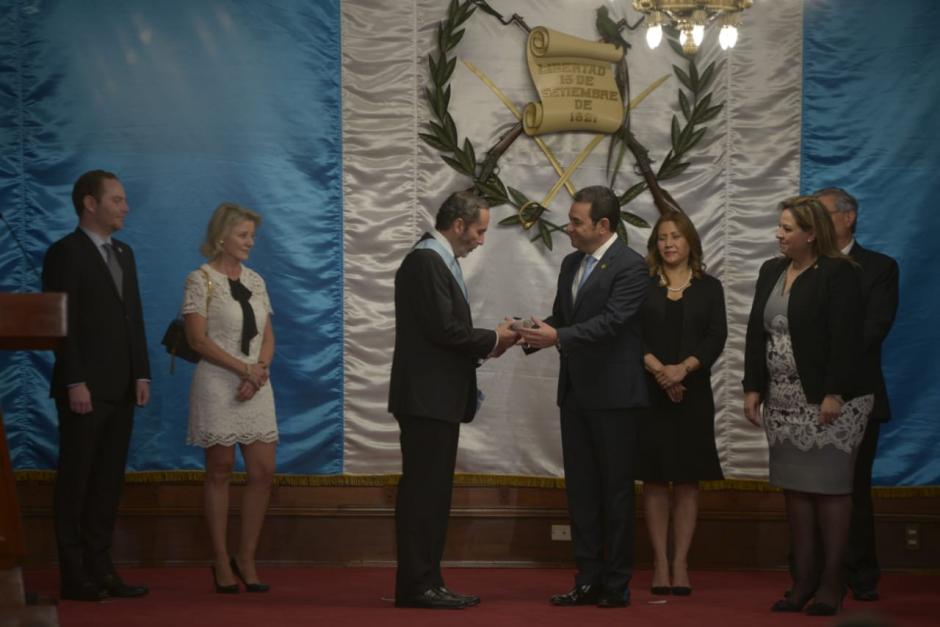 Carlos Manuel Pullido recibió de manos del presidente Morales la Orden del Quetzal. (Foto: Wilder López/Soy502)