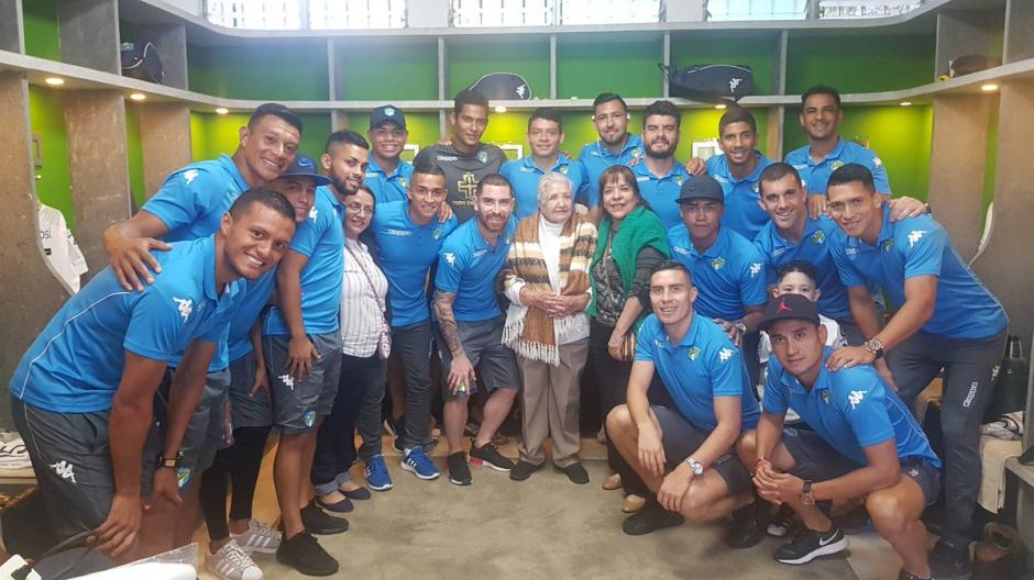 Doña María Elisa Ochoa recibió un regalo especial de cumpleaños este sábado. (Foto: Comunicaciones FC)
