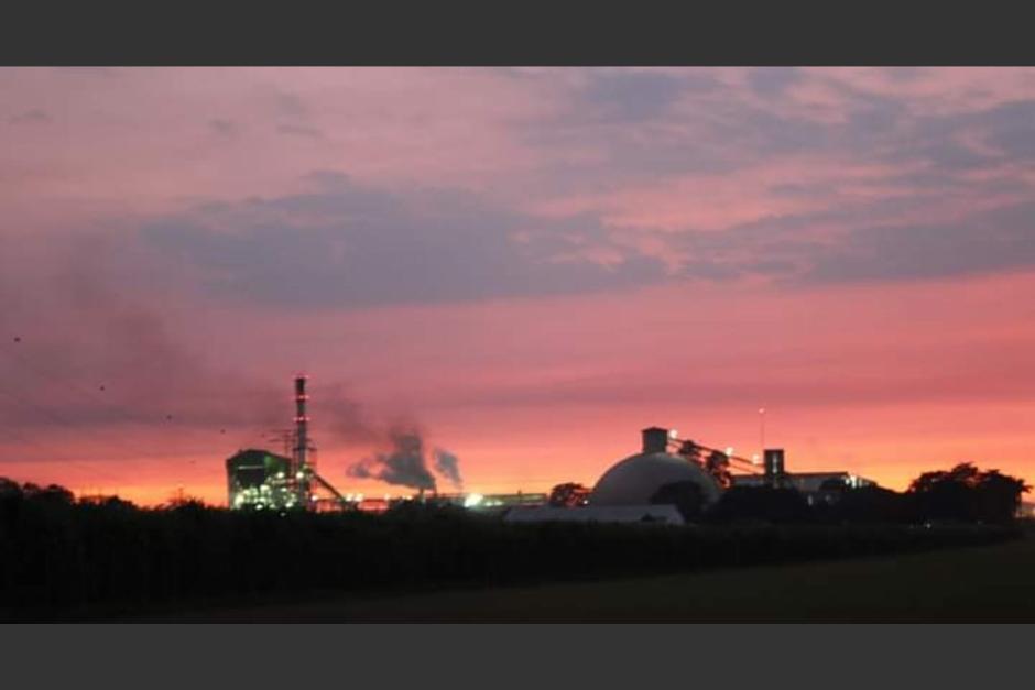 Un fuerte incendio se produjo en el Ingenio La Unión Escuintla. (Foto: PampichiNews)