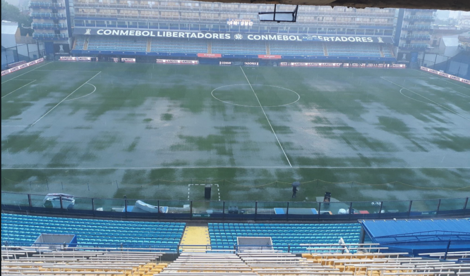 La cancha y los graderíos se han visto afectados por las torrenciales lluvias en Buenos Aires. (Foto: Angela Lerena)