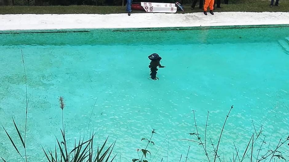 El hombre fue localizado este miércoles en la piscina del lugar. (Foto: Canal 4 Chichi) 