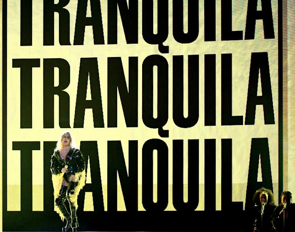 Karol G llamó la atención con su "look" en su presentación de los Latin Grammy. (Foto: AFP) 