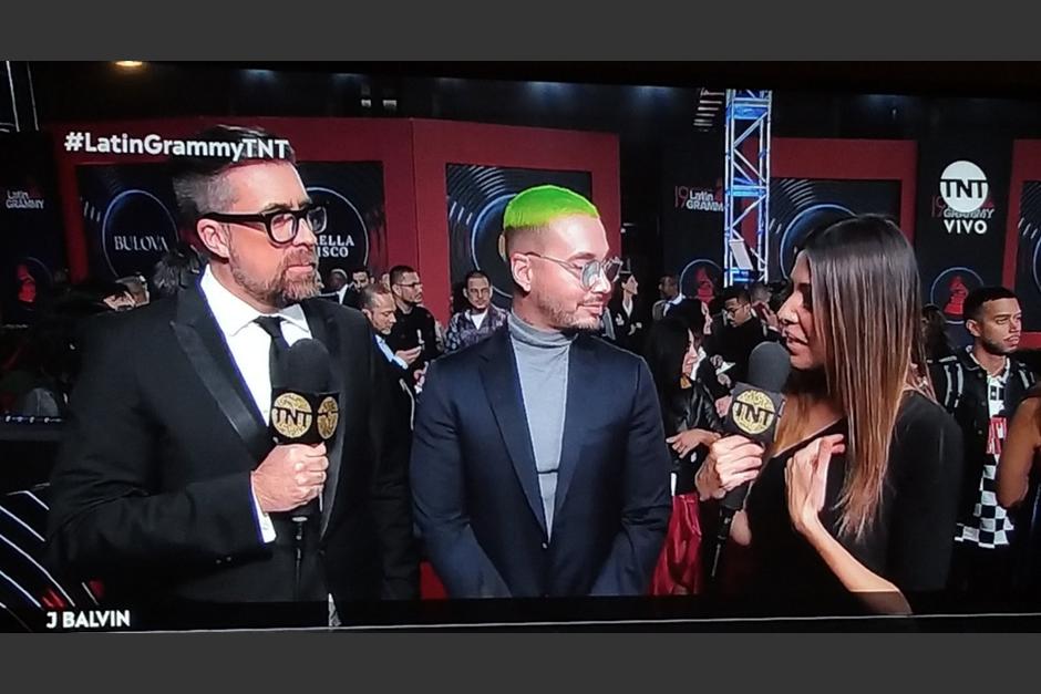 JBalvin llamó la atención por su cabello en la alfombra roja de los Latin Grammy. (Foto: captura de pantalla) 