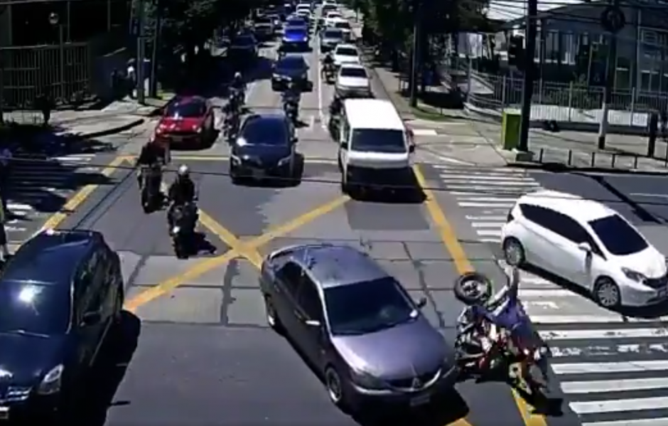 Un accidente en la zona 9 provocó tráfico y daños materiales. (Foto: Captura de video)