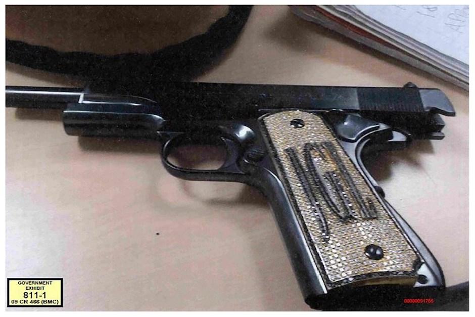 La pistola favorita de El Chapo tiene sus iniciales grabadas en diamante. (Foto: AFP)