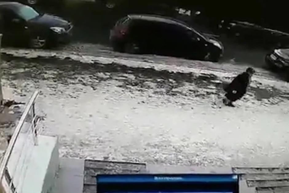 Una mujer murió luego que un bloque de hielo cayera sobre su cabeza. (Foto: Captura de video)