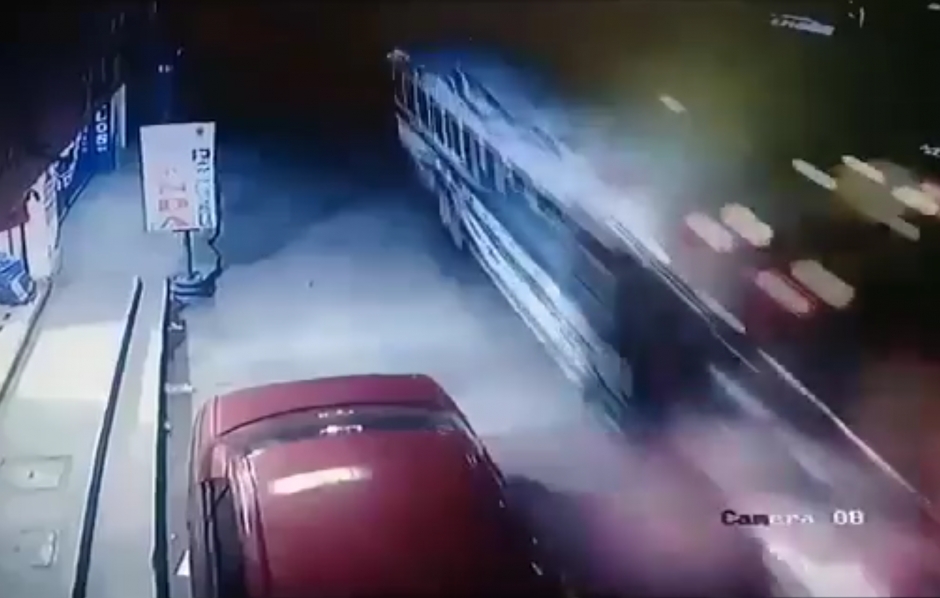 El bus perdió el tren trasero por falta de mantenimiento. (Foto: captura video) 