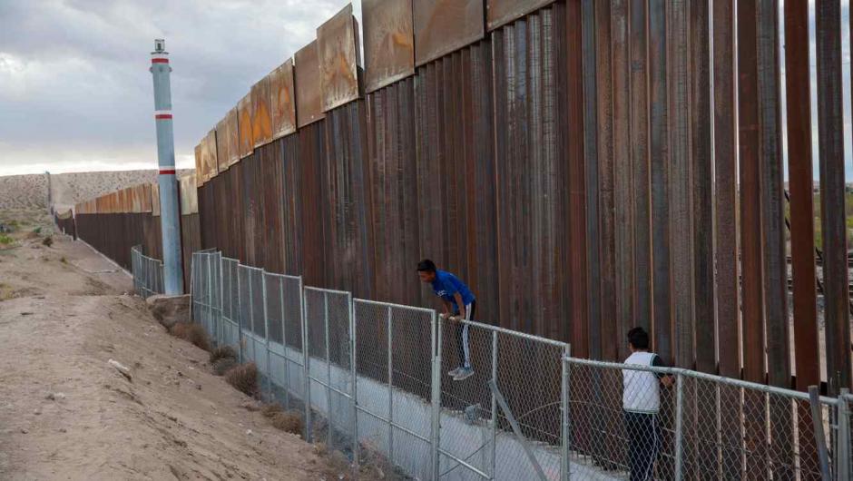 Guatemalteca que viajaba con sus dos hijos resultó herida la intentar saltar el muro fronterizo que divide México y Estados Unidos. (Foto: AFP)