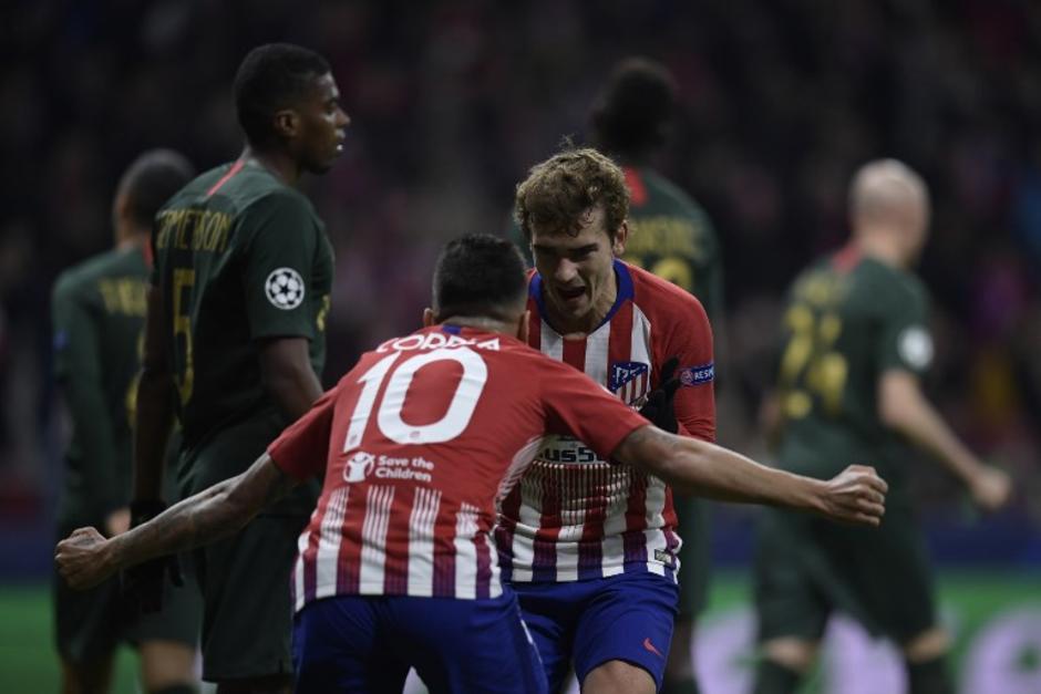 Así festejaron Antoine Griezmann y Ángel Correa la segunda anotación del Atlético. (Foto: AFP)