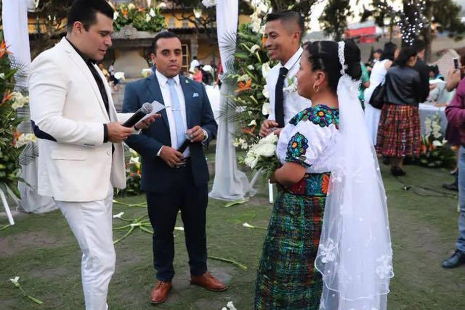El Alcalde de Mixco llegó vestido de blanco para efectuar la boda masiva. (Foto: captura Facebook) 