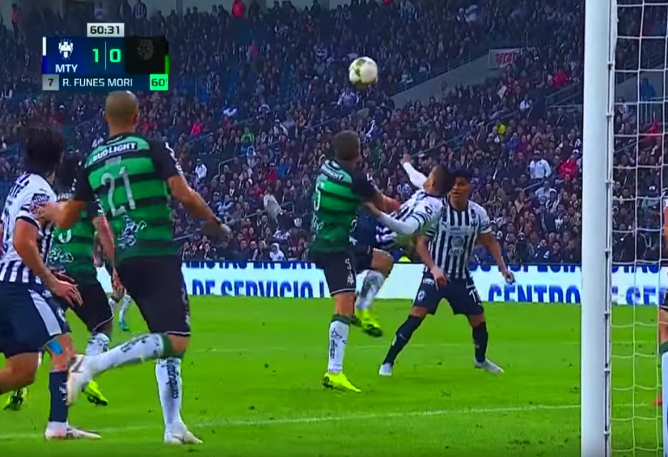 Momento en el que Ramiro Funes Mori realiza la chilena. (Foto: Captura)