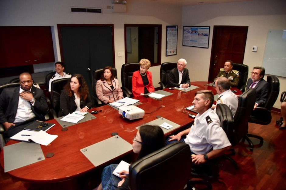 La congresista estadounidense de origen guatemalteco se reunió con el alto mando del Ministerio de la Defensa. (Foto: Embajada de los Estados Unidos)