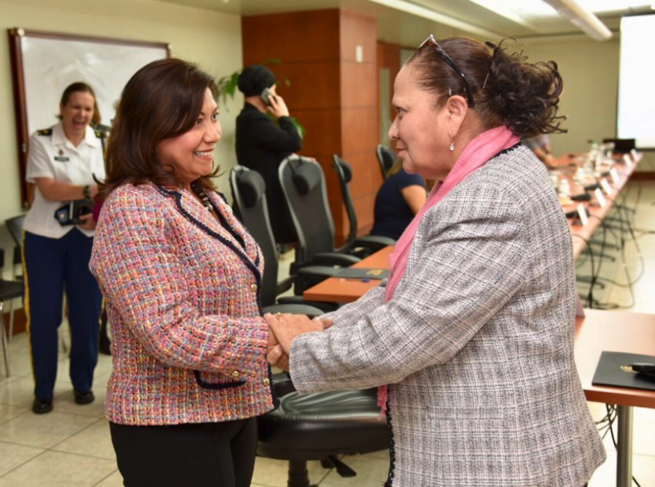 La congresista Norma Torres y la Fiscal General hablaron de cooperar en la lucha contra las pandillas y la corrupción. (Foto: Embajada EE. UU.)