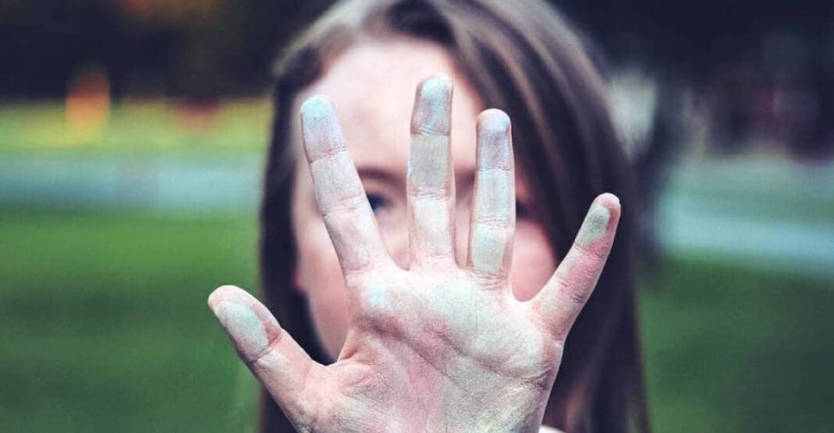 Las cámaras de seguridad del lugar captaron la valiente reacción de la pequeña de ocho años. (brianworldmagazine)