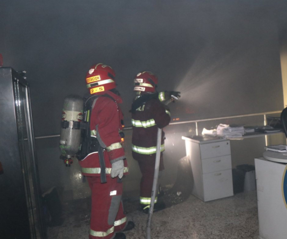 Un incendio de grandes proporciones se produjo en un edificio donde se encuentran varias oficinas de la SAT. (Foto: Bomberos Municipales)