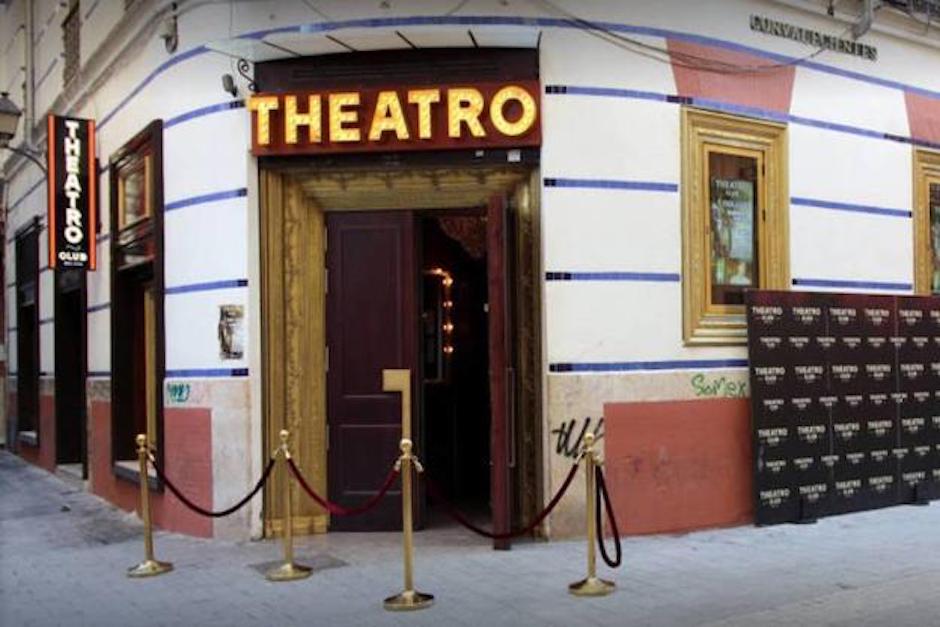 El momento en que el hombre fue rescatado del bar fue grabado en video y compartido en las redes sociales. (Foto: El Norte de Castilla)
