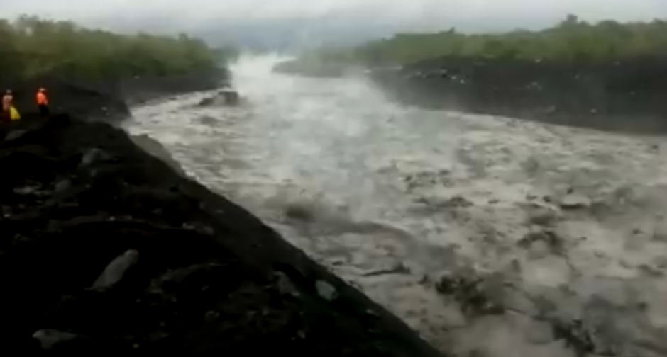 Las autoridades alertaron sobre el descenso de un lahar por las fuertes lluvias. (Foto: captura video) 