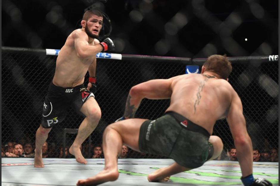 El ruso Khabib Nurmagomedov venció este sábado en el cuarto asalto por sumisión al irlandés Conor McGregor (Foto: AFP)