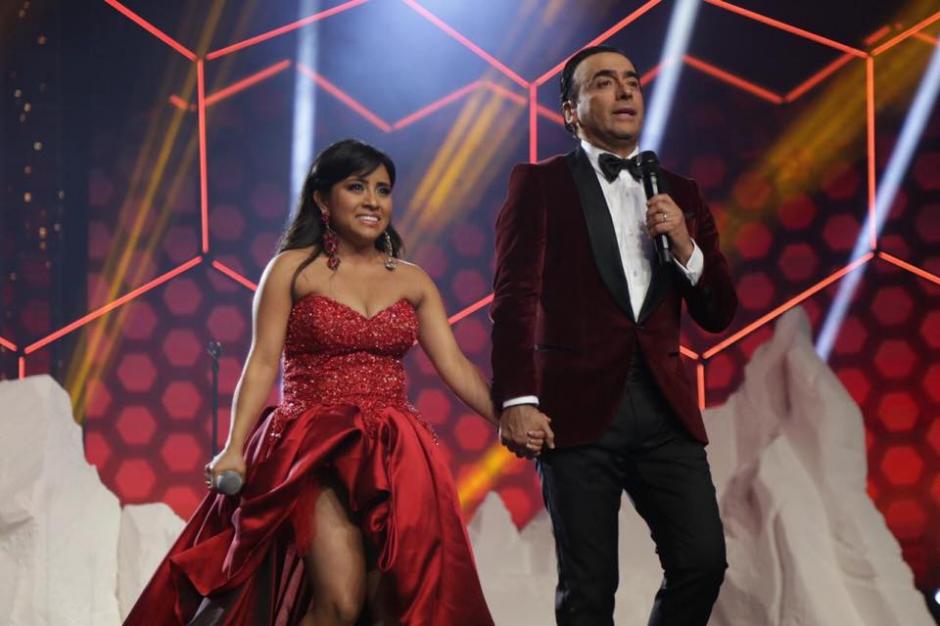 Así fue premiada Paola Chuc. (Foto: TV Azteca)