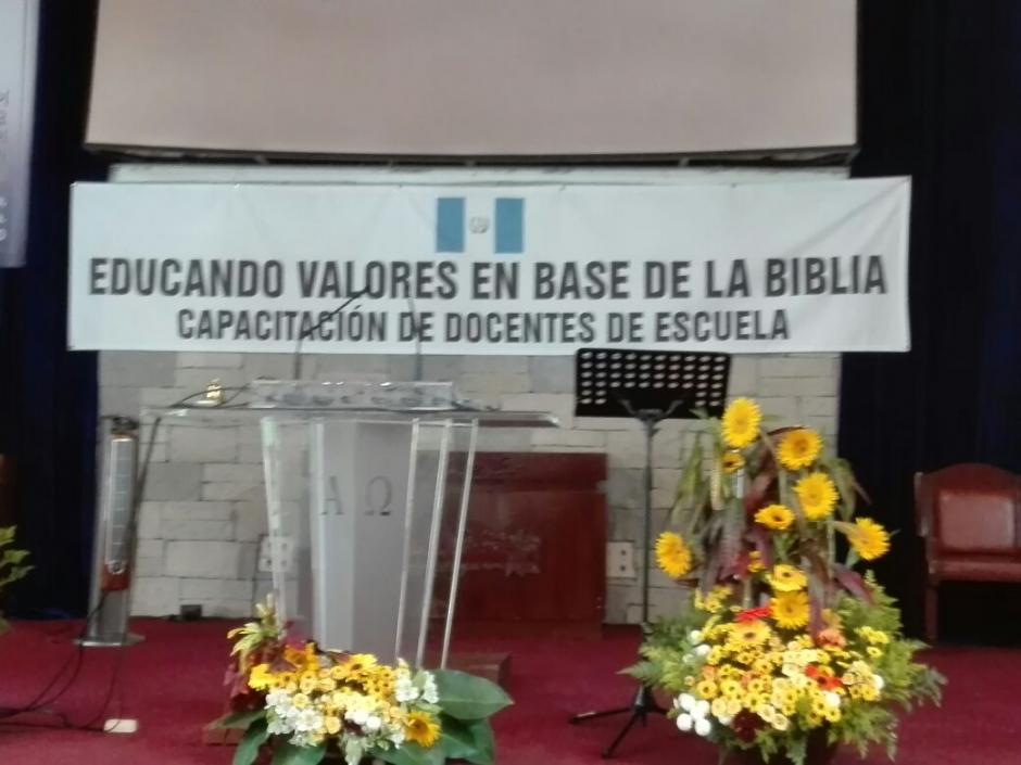 Más de 3 mil maestros asistieron a una convocatoria del ministerio que tuvo sesgos religiosos. (Foto: Soy502)